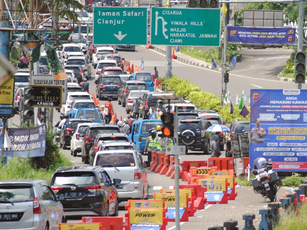 Potret Kemacetan di Jalur Puncak Saat One Way Arah Jakarta