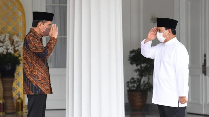 Prabowo dan Jokowi saling berikan hormat Prabowo dan Jokowi saling berikan hormat