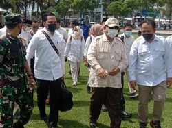 Prabowo Jenguk Kiai Muzaki di Ponpes Al Qodiri Jember