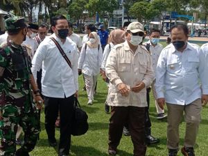 Prabowo Jenguk Kiai Muzaki di Ponpes Al Qodiri Jember Prabowo Jenguk Kiai Muzaki di Ponpes Al Qodiri Jember