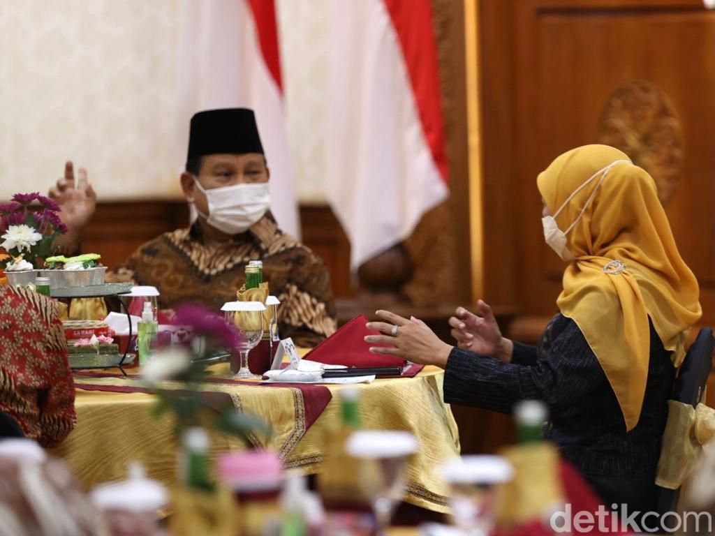 Pujian Prabowo ke Khofifah: Saya Sudah Perhatikan Jejak Beliau