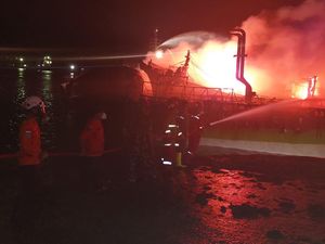 Kebakaran Puluhan Kapal Nelayan di Cilacap Belum Padam, Ini 2 Kendalanya