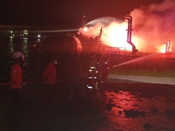 Kebakaran Puluhan Kapal Nelayan di Cilacap Belum Padam, Ini 2 Kendalanya