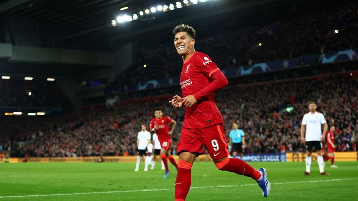 LIVERPOOL, ENGLAND - APRIL 13: Roberto Firmino of Liverpool celebrates after scoring their teams second goal during the UEFA Champions League Quarter Final Leg Two match between Liverpool FC and SL Benfica at Anfield on April 13, 2022 in Liverpool, England. (Photo by Clive Brunskill/Getty Images)