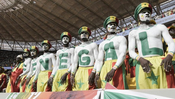 Senegal supporters are seen during the World Cup 2022 qualifying football match between Senegal and Egypt at the  Me Abdoulaye Wade Stadium in Diamniadio on March 29, 2022. (Photo by SEYLLOU / AFP)