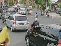 Simpang 3 Terminal Maospati Magetan Macet Sepanjang 2 Km