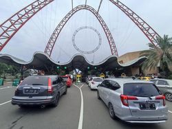 Pengunjung Ancol Melonjak, Antrean Mengular di Gerbang Masuk