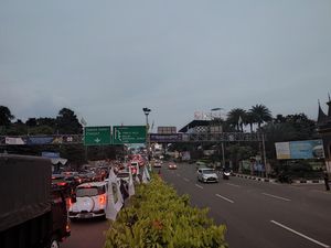 One Way Arah Jakarta Berakhir, Lalin Menuju Puncak Macet One Way Arah Jakarta Berakhir, Lalin Menuju Puncak Macet