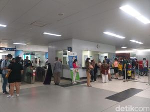 Padatnya MRT Jakarta Diserbu Warga buat Berlibur
