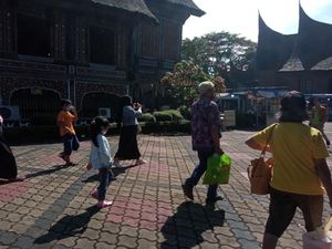 Cerita Ade Kunjungi Anjungan Sumbar TMII demi Obati Rindu Kampung Halaman