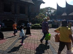 Cerita Ade Kunjungi Anjungan Sumbar TMII demi Obati Rindu Kampung Halaman