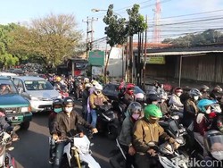 Kawasan Cibiru Bandung Macet Dipadati Pemudik Lokal Pagi Ini