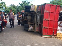 Duh! Truk Bermuatan Jagung di Dompu Terguling Timpa Bengkel