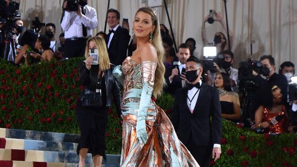 Busana Blake Lively Berubah Warna, Jadi Pusat Perhatian di Met Gala