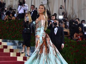 Busana Blake Lively Berubah Warna, Jadi Pusat Perhatian di Met Gala Busana Blake Lively Berubah Warna, Jadi Pusat Perhatian di Met Gala