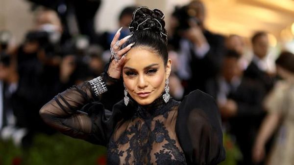 Gaun Menerawang Vanessa Hudgens di Met Gala 2022