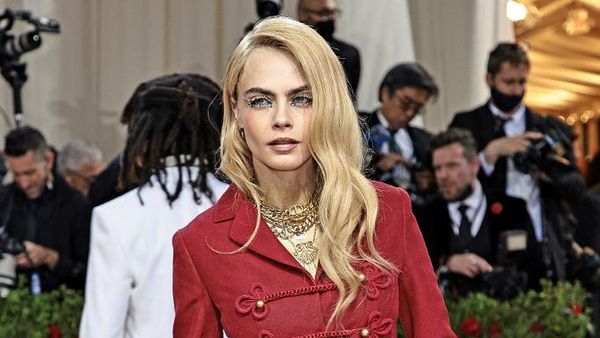 Cara Delevingne Buka Baju di Met Gala
