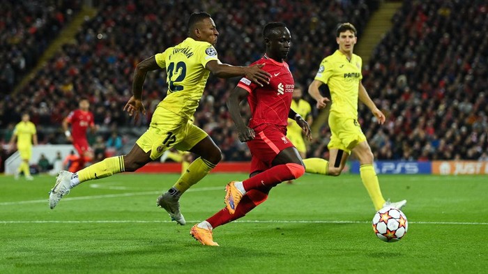 LIVERPOOL, ENGLAND - APRIL 27: Sadio Mané of Liverpool lcompetes for the ball with Pervis Estupiñan of Villarreal CF during the UEFA Champions League Semi Final Leg One match between Liverpool and Villarreal at Anfield on April 27, 2022 in Liverpool, England. (Photo by David Ramos/Getty Images)
