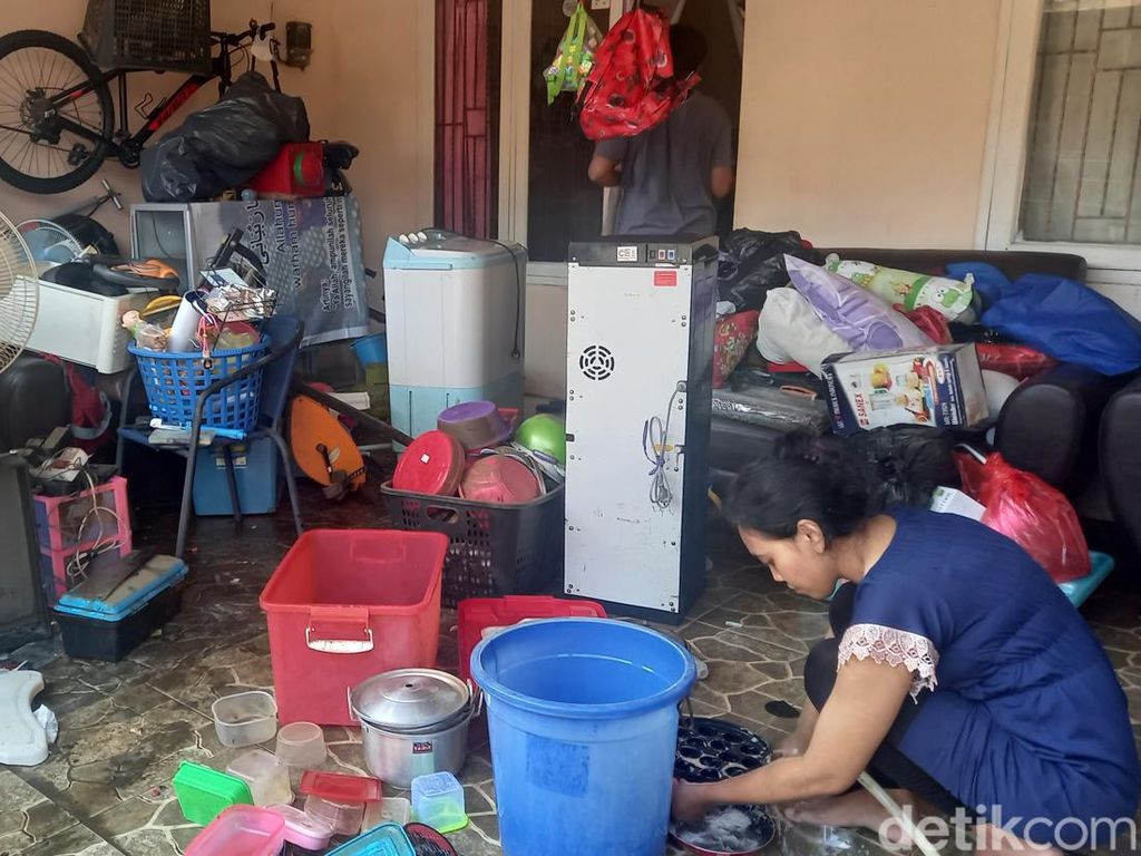 Banjir di Perumahan Ciputat Tangsel Surut, Warga Mulai Bersih-bersih Rumah