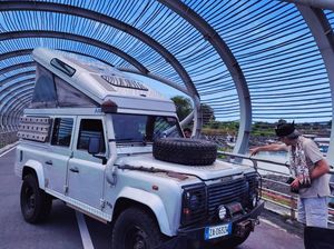 Pakai Land Rover Defender Tahun 1990, Warga Italia Sebut Tak Banyak Kerusakan Pakai Land Rover Defender Tahun 1990, Warga Italia Sebut Tak Banyak Kerusakan