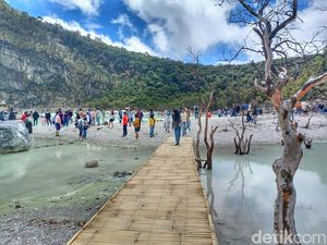 Kawah Putih Ciwidey Ramai Pengunjung di Libur Lebaran