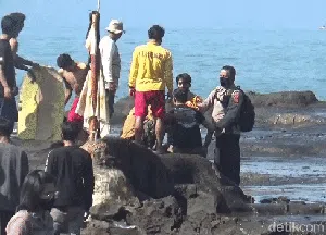 Foto-foto di Pantai, Wisatawan Bandung Tergulung Ombak Foto-foto di Pantai, Wisatawan Bandung Tergulung Ombak
