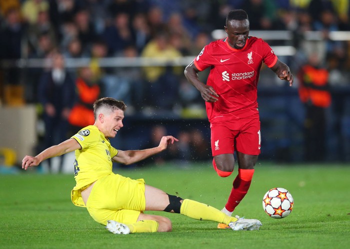 1395214651 VILLARREAL, SPAIN - MAY 03: Sadio Mane of Liverpool evades a tackle from Juan Foyth of Villarreal CF befpre scoring their sides third goal during the UEFA Champions League Semi Final Leg Two match between Villarreal and Liverpool at Estadio de la Ceramica on May 03, 2022 in Villarreal, Spain. (Photo by Eric Alonso/Getty Images)