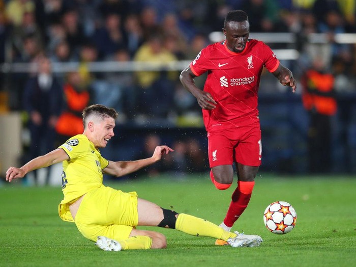 VILLARREAL, SPAIN - MAY 03: Sadio Mane of Liverpool evades a tackle from Juan Foyth of Villarreal CF befpre scoring their sides third goal during the UEFA Champions League Semi Final Leg Two match between Villarreal and Liverpool at Estadio de la Ceramica on May 03, 2022 in Villarreal, Spain. (Photo by Eric Alonso/Getty Images)