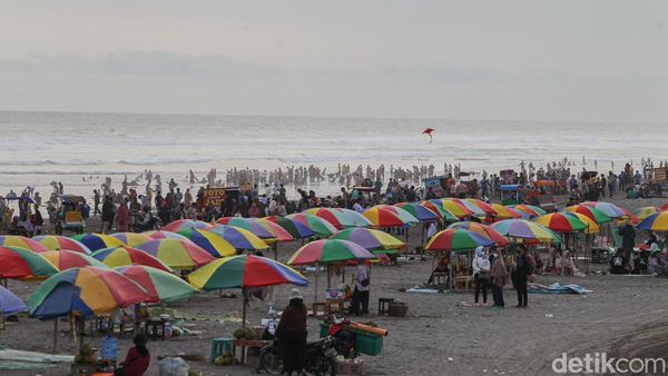 Begini Ramainya Pantai Parangtritis Bantul Saat Libur Lebaran