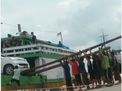 Warga Cerita Momen Menegangkan Mobil Diturunkan dari Kapal Kayu di Bajoe