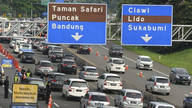 Sejumlah kendaraan melintas menuju kawasan Ciawi, Lido dan Sukabumi setelah pintu keluar tol Jagorawi akibat penutupan jalan menuju Puncak, Kabupaten Bogor, Jawa Barat, Selasa (3/5/2022). Antrean panjang kendaraan tersebut terjadi akibat sistem satu arah yang diberlakukan Satlantas Polres Bogor di jalur wisata Puncak, Bogor untuk mengurai kepadatan di hari kedua Idul Fitri 1443 H. ANTARA FOTO/Arif Firmansyah/wsj.