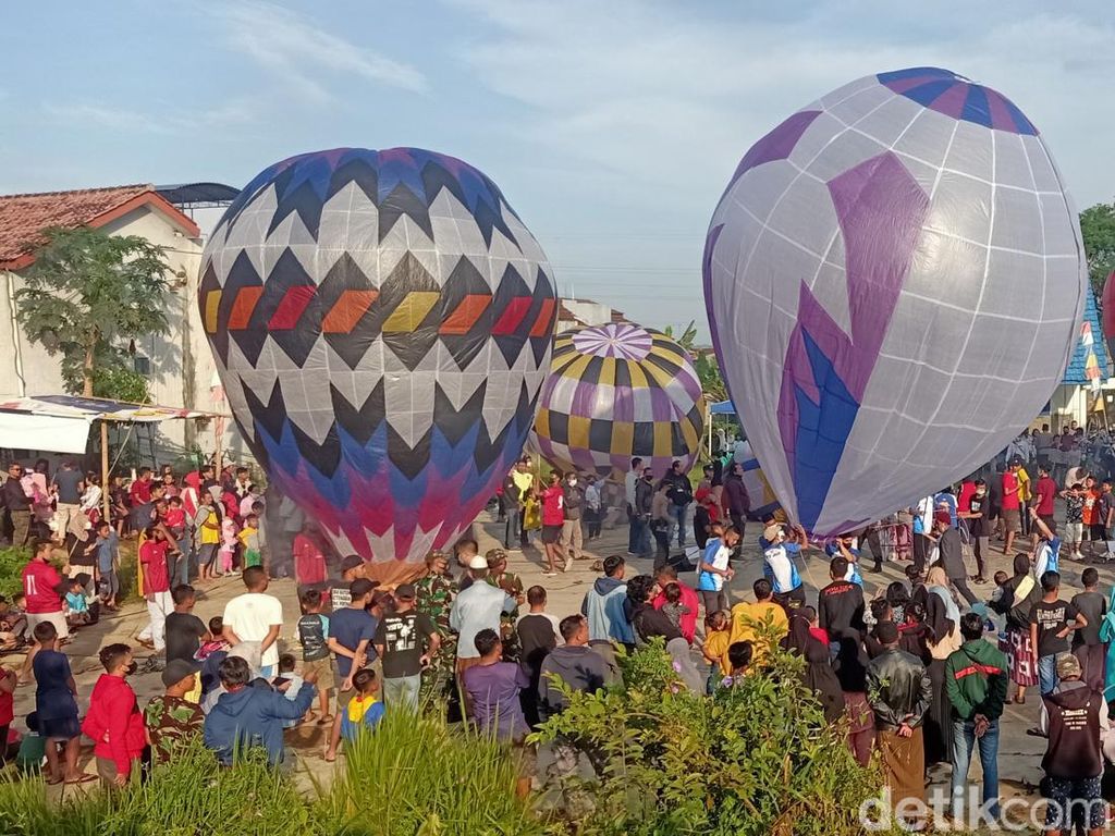 Snapshots: Warna-warni Balon Udara Hiasi Langit Wonosobo