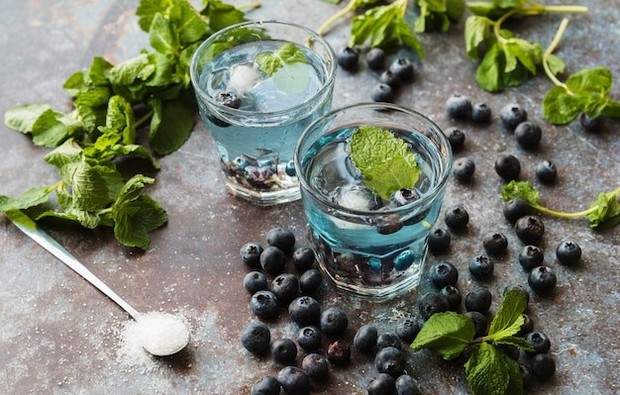 Ilustrasi Infused Water Blueberry dan Mint Infused Water Blueberry dan Mint untuk mengembalikan semangat dan mengurangi stress