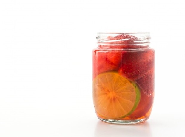 Ilustrasi Infused Water Strawberry dan Mentimun Infused Water Strawberry dan Mentimun untuk menghidrasi tubuh