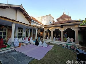 Jemaah Aboge Probolinggo Gelar Salat Idul Fitri Rabu Pagi Ini Jemaah Aboge Probolinggo Gelar Salat Idul Fitri Rabu Pagi Ini