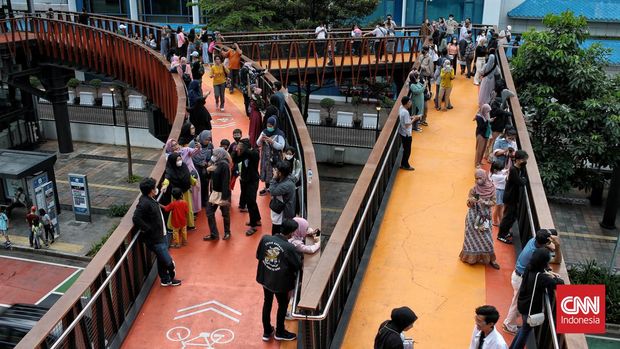 Warga memadati Jembatan Penyeberangan Orang (JPO) ‘Kapal Pinisi’ di jalan Jenderal Sudirman, Jakarta, Rabu (4/5/2022). CNN Indonesia/Andry Novelino