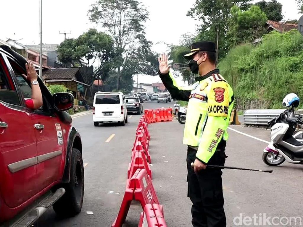 Polresta Bandung Bagikan Minuman Dingin Bagi Para Penuntas Rindu