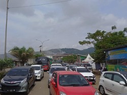 H+2 Lebaran, Lalin Cilegon Arah Anyer Banten Macet Parah