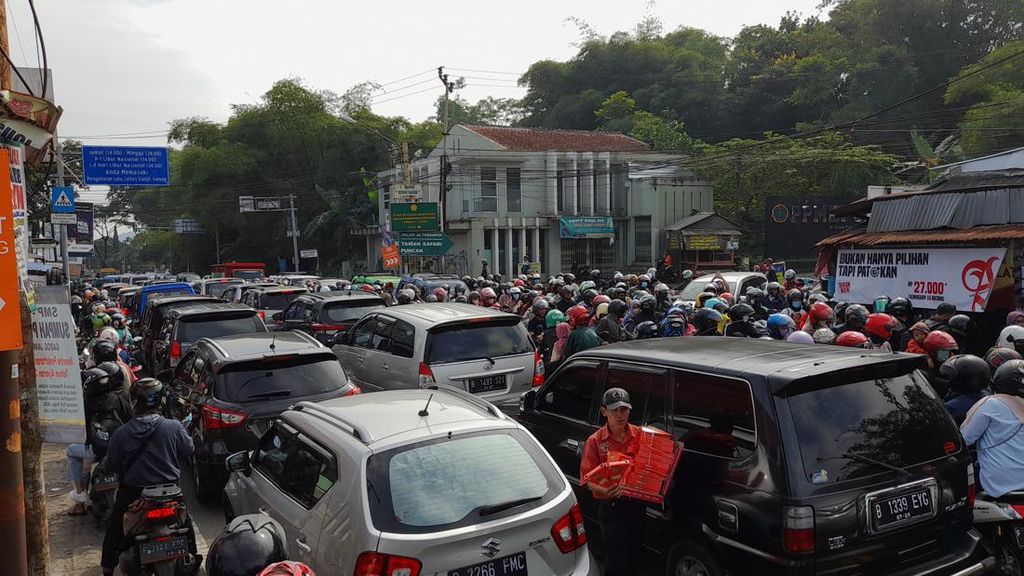 Penampakan Kemacetan Parah di Puncak Bogor Pagi Ini