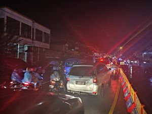 Puncak Masih Macet, One Way Arah Jakarta Dilanjut hingga Pukul 22.00 Puncak Masih Macet, One Way Arah Jakarta Dilanjut hingga Pukul 22.00
