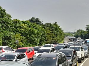 Tol Jagorawi Arah Jakarta Macet 8 Km Sampai Cawang