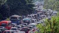 Wisatawan Berbondong ke Puncak, Tol Ciawi Macet Banget