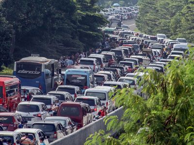 Wisatawan Berbondong ke Puncak, Tol Ciawi Macet Banget