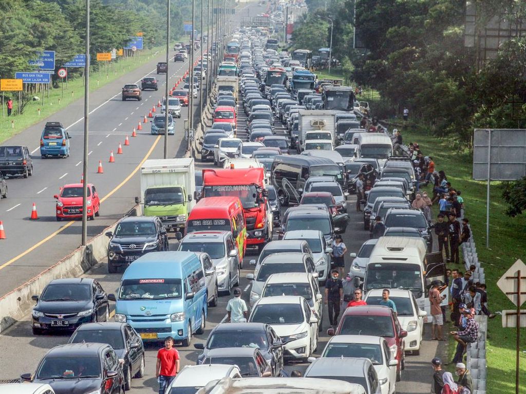 Volume Kendaraan Membeludak, Terjadi Kemacetan Panjang di Tol Ciawi Volume Kendaraan Membeludak, Terjadi Kemacetan Panjang di Tol Ciawi