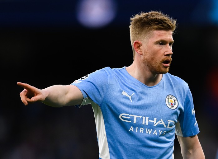 Kevin De Bruyne MANCHESTER, ENGLAND - APRIL 26: Kevin De Bruyne of Manchester City FC looks on during the UEFA Champions League Semi Final Leg One match between Manchester City and Real Madrid at City of Manchester Stadium on April 26, 2022 in Manchester, England. (Photo by David Ramos/Getty Images)