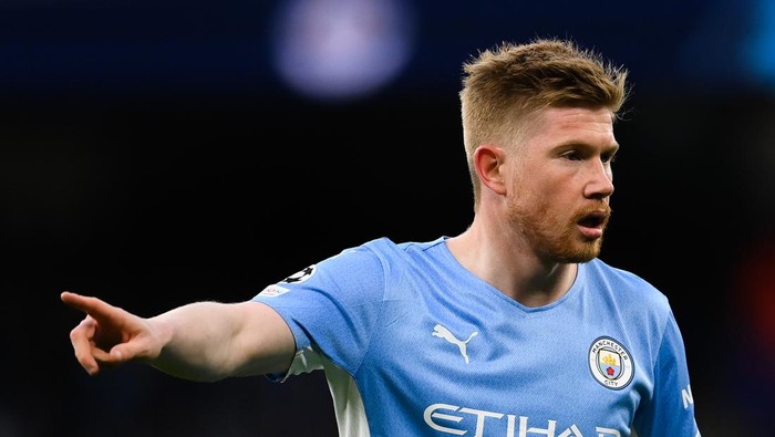 MANCHESTER, ENGLAND - APRIL 26: Kevin De Bruyne of Manchester City FC looks on during the UEFA Champions League Semi Final Leg One match between Manchester City and Real Madrid at City of Manchester Stadium on April 26, 2022 in Manchester, England. (Photo by David Ramos/Getty Images)