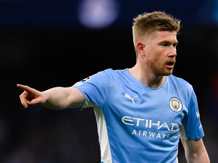 MANCHESTER, ENGLAND - APRIL 26: Kevin De Bruyne of Manchester City FC looks on during the UEFA Champions League Semi Final Leg One match between Manchester City and Real Madrid at City of Manchester Stadium on April 26, 2022 in Manchester, England. (Photo by David Ramos/Getty Images)