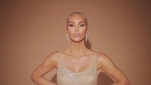 8 Gaya Kim Kardashian yang Turun 7 Kg Demi Pakai Dress Ketat Marilyn Monroe