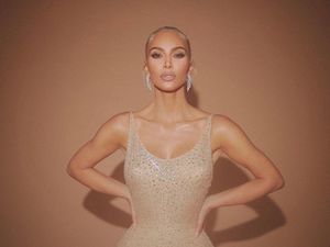 Kim Kardashian Diduga Rusak Gaun Bersejarah Milik Marilyn Monroe Kim Kardashian Diduga Rusak Gaun Bersejarah Milik Marilyn Monroe
