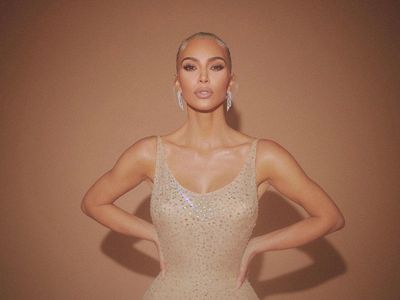 8 Gaya Kim Kardashian yang Turun 7 Kg Demi Pakai Dress Ketat Marilyn Monroe